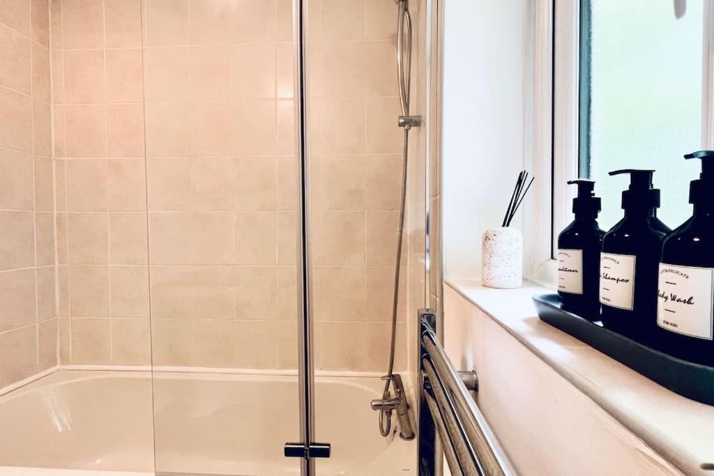 Urban Bliss Stylish Townhouse With Free Parking For A Convenient City Stay Ливърпул Екстериор снимка