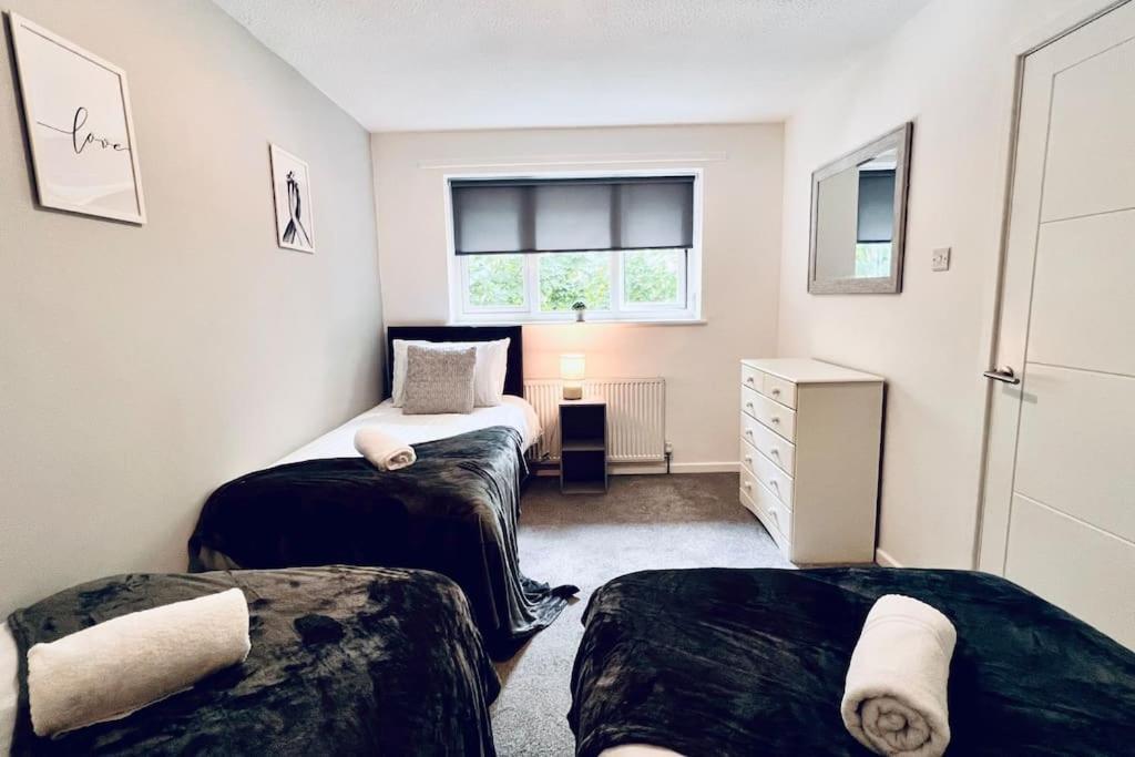 Urban Bliss Stylish Townhouse With Free Parking For A Convenient City Stay Ливърпул Екстериор снимка