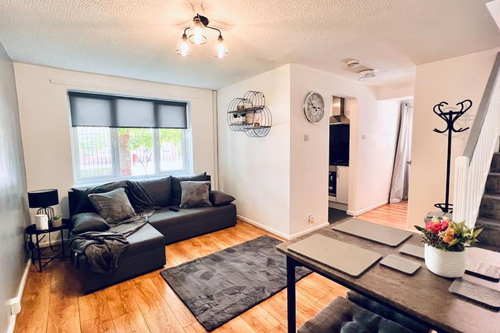 Urban Bliss Stylish Townhouse With Free Parking For A Convenient City Stay Ливърпул Екстериор снимка