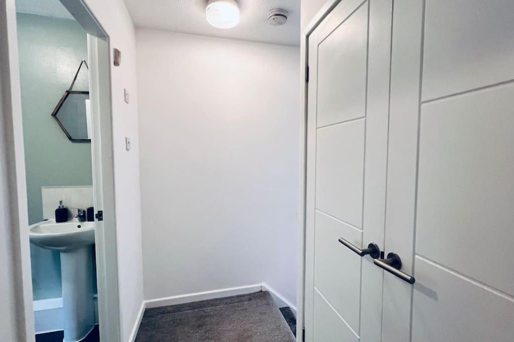 Urban Bliss Stylish Townhouse With Free Parking For A Convenient City Stay Ливърпул Екстериор снимка