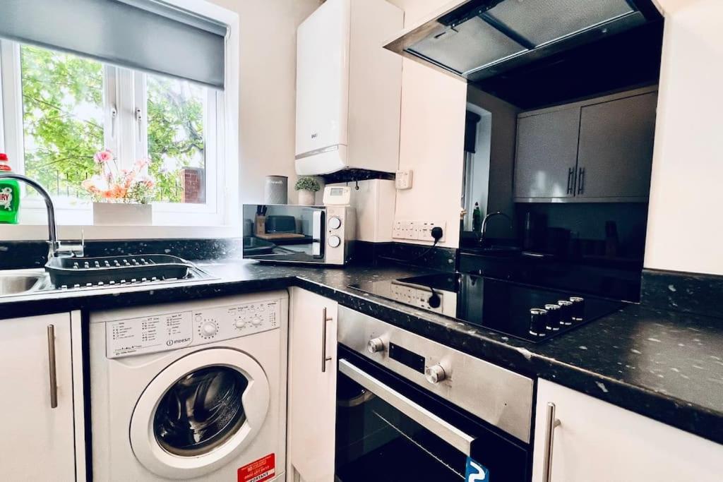Urban Bliss Stylish Townhouse With Free Parking For A Convenient City Stay Ливърпул Екстериор снимка