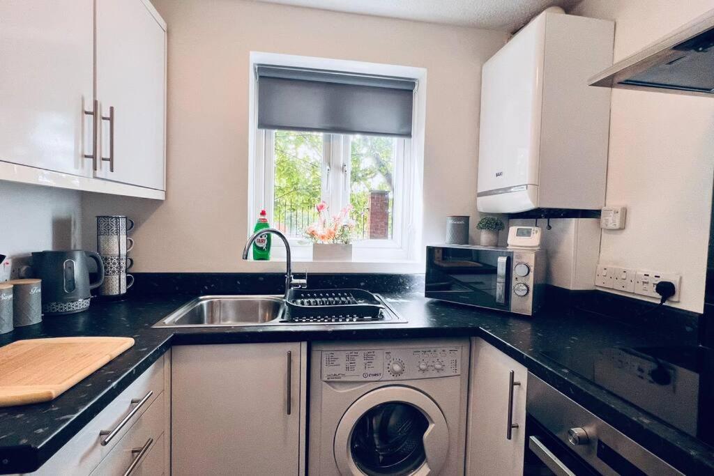 Urban Bliss Stylish Townhouse With Free Parking For A Convenient City Stay Ливърпул Екстериор снимка