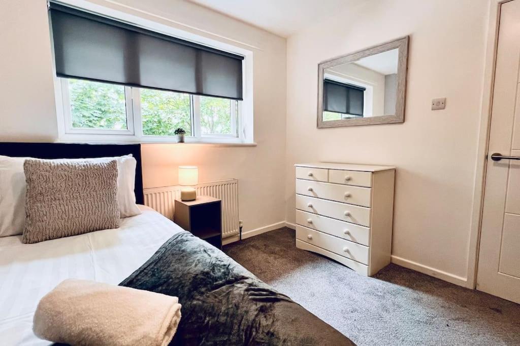Urban Bliss Stylish Townhouse With Free Parking For A Convenient City Stay Ливърпул Екстериор снимка