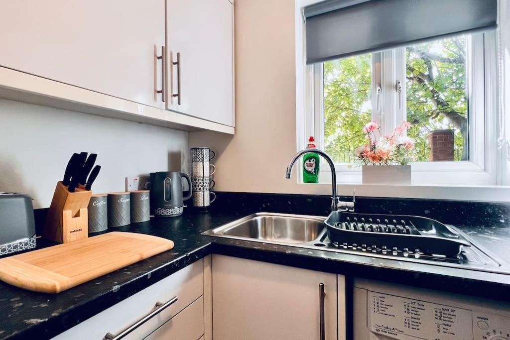 Urban Bliss Stylish Townhouse With Free Parking For A Convenient City Stay Ливърпул Екстериор снимка