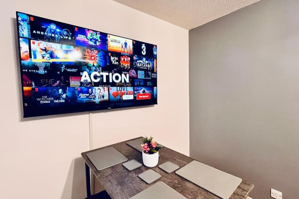 Urban Bliss Stylish Townhouse With Free Parking For A Convenient City Stay Ливърпул Екстериор снимка