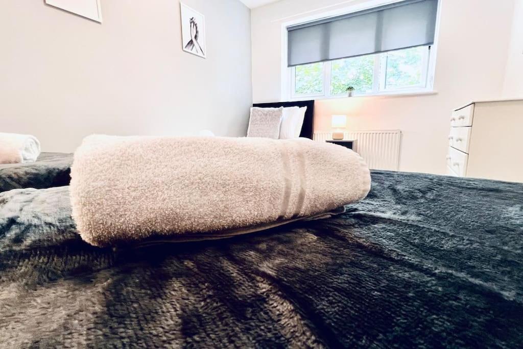 Urban Bliss Stylish Townhouse With Free Parking For A Convenient City Stay Ливърпул Екстериор снимка