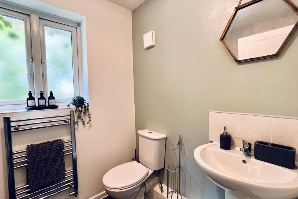 Urban Bliss Stylish Townhouse With Free Parking For A Convenient City Stay Ливърпул Екстериор снимка