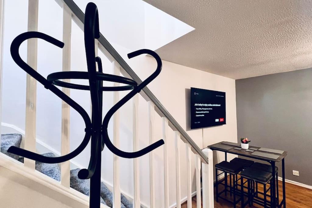 Urban Bliss Stylish Townhouse With Free Parking For A Convenient City Stay Ливърпул Екстериор снимка